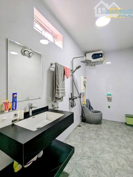 🏠6,5 tỷ bán nhà 3 tầng Mặt Ngõ Cát Dài ,lê chân  Gốc  Dân xây kiên cố Diện tích: 83m² - 5