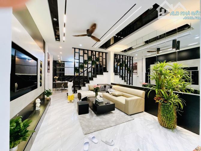 Tại sao 2025 vẫn còn nhà đẹp 41m2 mà giá chỉ nhỉnh 10 tỷ ô tô còn đỗ cổng nhỉ - 5