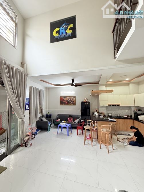 NHÀ ĐẸP 5 TẦNG BỀ NGANG KHỦNG , CHỈ SÁCH VALI VỀ Ở - HẺM RỘNG CÁCH 1 CĂN RA HÊN XE TẢI - 5
