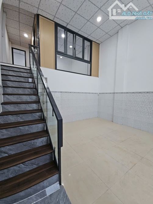 Sát mặt tiền  Trung Tâm Q4  NGANG 4.6 DÀI 12  CÓ 5 TỶ - 5