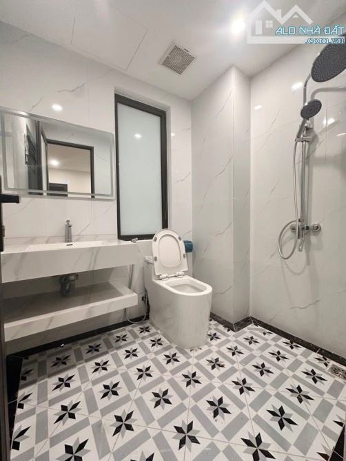 TT VIỆT HƯNG - 20 m RA ĐƯỜNG Ô TÔ TRÁNH - NGÕ THÔNG TỨ PHÍA NÔNG - NHÀ 3TẦNG DÂN XÂY MỚI - 5