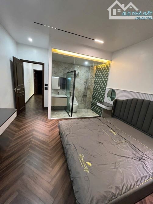 611. Bán toà căn hộ dịch vụ 18 phòng khu phân lô Văn Cao  * Diện tích 240m2 - ngang 12m * - 5