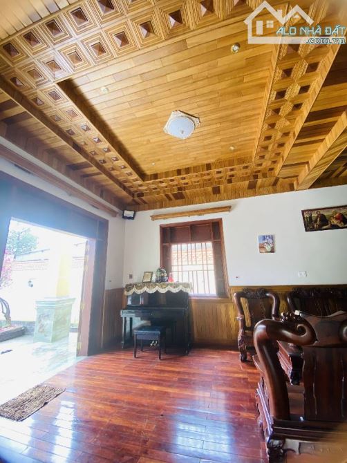 BÁN BIỆT THỰ ĐƠN LẬP 3 TẦNG 555M2 NGAY TRUNG TÂM DĨ AN – NỘI THẤT GỖ QUÝ ĐẸP – 24 TỶ - 5