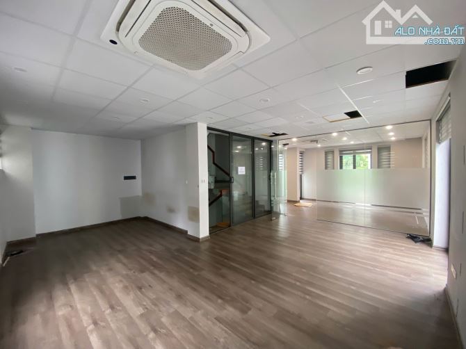 Cho thuê tòa nhà Nguyễn Xiển, Thanh Xuân. Căn góc thang máy. DT 140m2, MT 12m, 7 tầng giá - 6