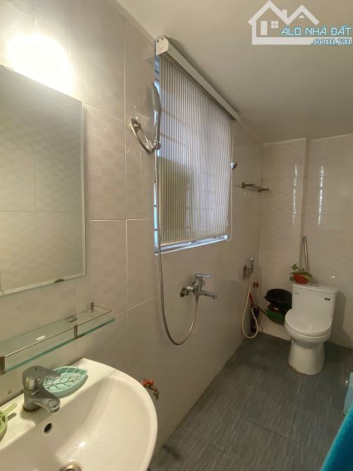 Cho thuê nhà ngõ 5 Hoàng Quốc Việt dt 38mx 5 tầng, 3 Pn, 4 wc, đủ đồ, 12tr/th - 6