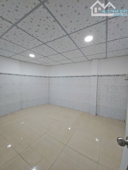 Sát mặt tiền  Trung Tâm Q4  NGANG 4.6 DÀI 12  CÓ 5 TỶ - 6