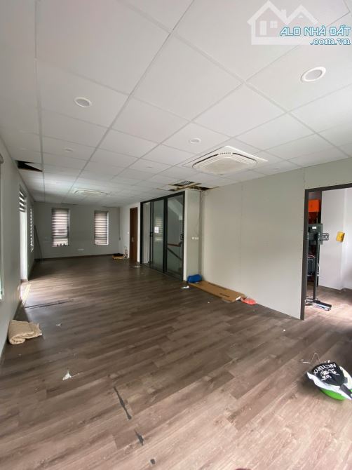 Cho thuê tòa nhà Nguyễn Xiển, Thanh Xuân. Căn góc thang máy. DT 140m2, MT 12m, 7 tầng giá - 7