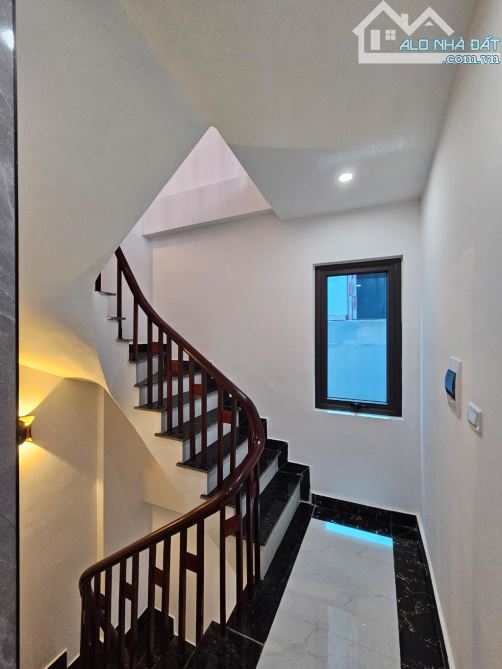 Bán gấp, 6 tầng thang máy, DT 50M2. OTO 7 chỗ vào tận nhà tại Giang Biên - 7