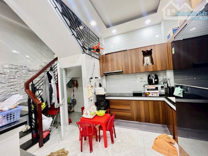 NGỘP BANK GẤP BÁN - HẺM XE TẢI ÂU CƠ - DT: 5x13m - 4 TẦNG VUÔNG - NHỈNH 8 TỶ - 7