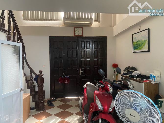 Cho thuê nhà ngõ 5 Hoàng Quốc Việt dt 38mx 5 tầng, 3 Pn, 4 wc, đủ đồ, 12tr/th - 7