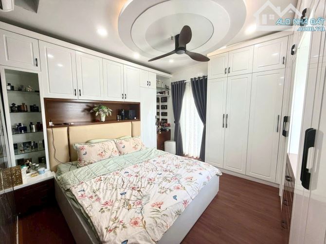 Bán Toà Căn Hộ Dịch Vụ 16P + PenHoue Mặt Tiền đường Tân Mỹ đôi diện trường ĐH Marketing Q7 - 8