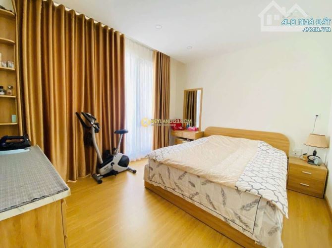 nhà phố 2 mặt tiền trung tâm TP Đà Lạt ngang 11 m Giá : 13,5 tỷ - 8