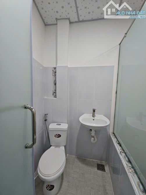 Sát mặt tiền  Trung Tâm Q4  NGANG 4.6 DÀI 12  CÓ 5 TỶ - 8
