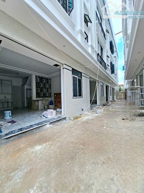 Nhà 4 tầng xây mới thiết kế hiện đại tacxi đỗ cửa phố Kiều Sơn