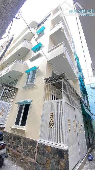 Nhà 5 tầng lô góc Lý Chính Thắng Q3 - 3.3 x 11 nở hậu , gần mặt tiền , thông Hoàng Sa Q3