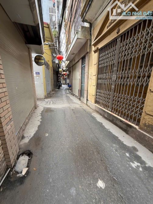 Hót Bán mảnh đất ngõ 77 Xuân La, tặng nhà, 48m, 2 thoáng, ô tô nhỏ qua nhà!