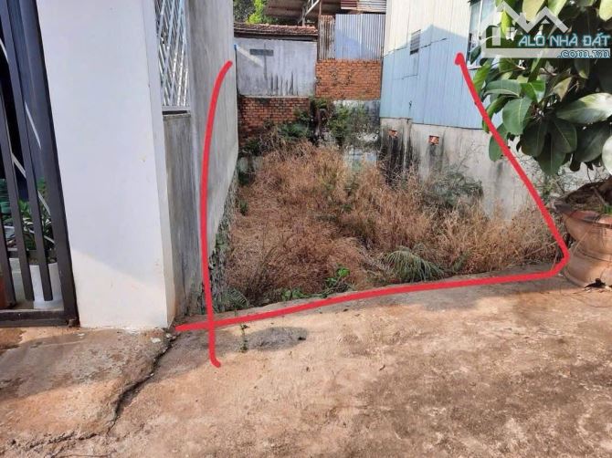 Đất TTTP BMT- hẻm 100 Amakhe cách ngã 6 500m - Oto vào được gần tới đất 
Diện tích: 5 x