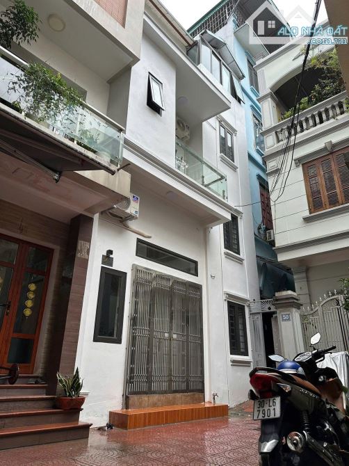Cho thuê nhà 4 tầng Đội Cấn, Ba Đình. Giá 15tr