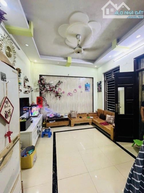 Lương Khánh Thiện - ngõ nông - gần ô tô - gần chợ , trừờng Tân Mai , gần hồ Đền lừ -5 Tầng