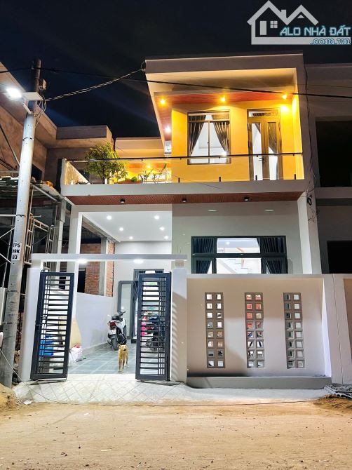 Bán nhà 1 trệt 1 lầu ngay cạnh cty Changshin , thiết kế rộng rãi hướng Đông Nam