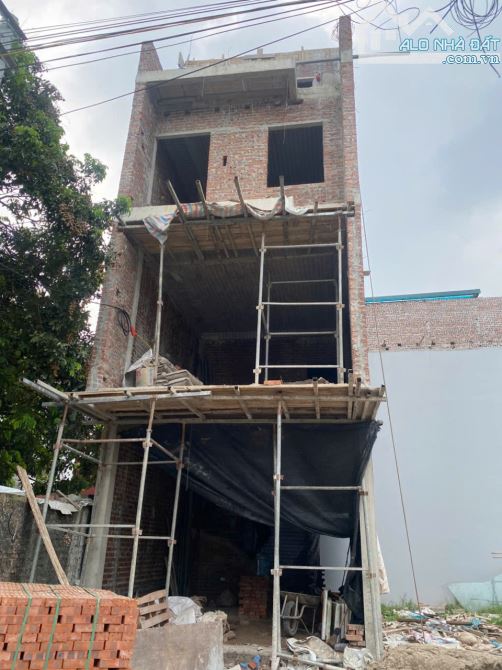 Nhà 4 tầng 50m² xây thô, ô tô vào tận cửa – cách Cầu Đại Thành vài bước, giá chỉ 3,5 tỷ