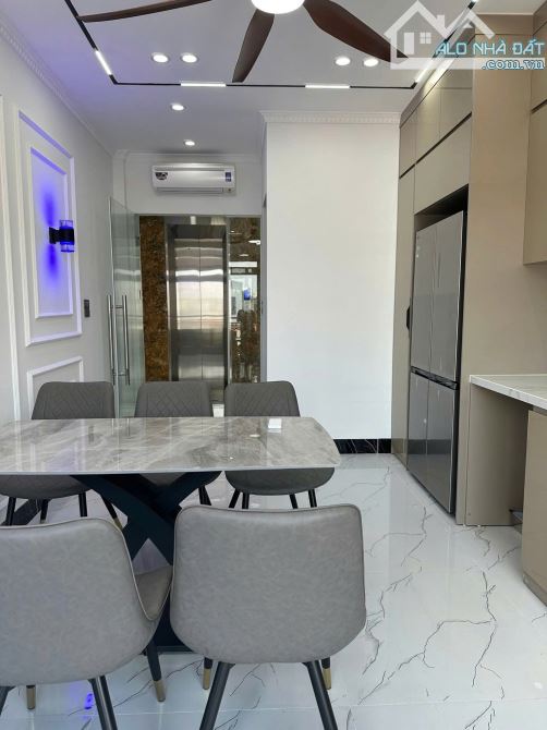 Bán nhà mới phố Trần Thái Tông, Cầu Giấy, 44m2, thang máy ôtô gần phân lô 2 thoáng, 10.5tỷ