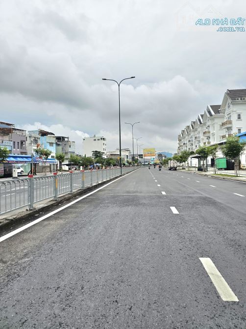 Thu nhập 2ty/nam tòa nhà 26 CHDV full NT ngang 10m hầm 5 tầng ngay cổng ĐH Văn Lang