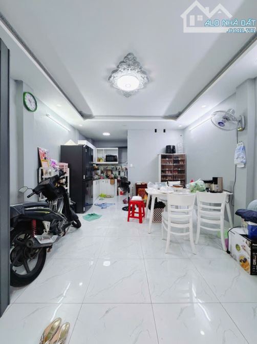 Nhà bán đường Đoàn Văn Bơ Quận 4, 3 tầng mới xây đẹp, giá chỉ hơn 4 tỉ công chứng sang tên