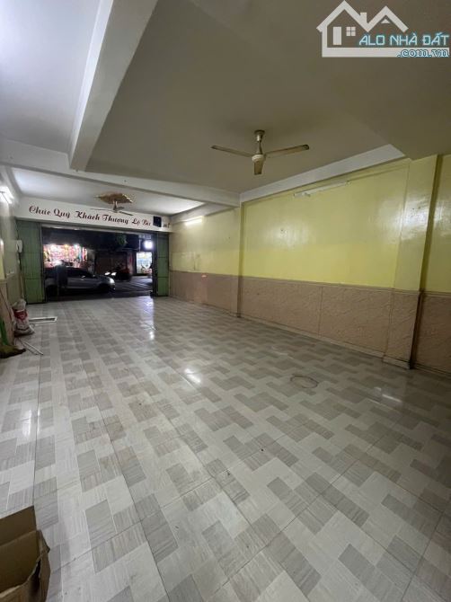 Cho thuê nguyên căn nhà mặt tiền 1 trệt 2 lầu đường Cách mạng Tháng Tám giá 22 triệu