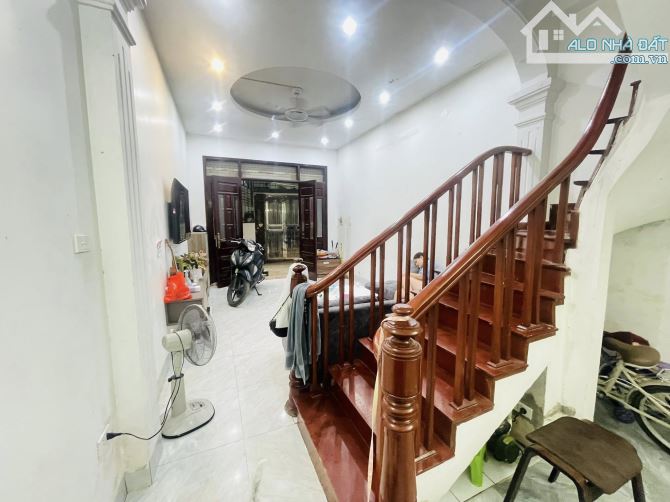 BÁN NHÀ HOÀNG NGÂN CẦU GIẤY 45m 5T Mt 4m GIÁ 10.6 TỶ NGÕ THÔNG KINH DOANH.