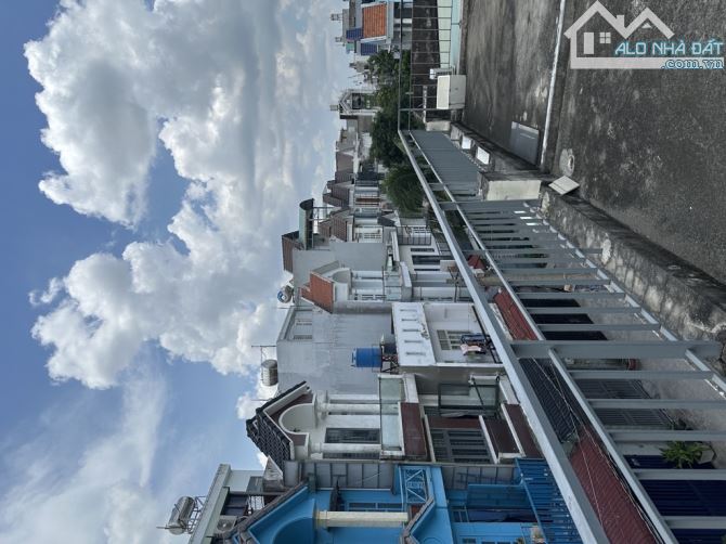 Nhà 3 tầng. Hẻm 7m. Khu phân lô. Ngay ngã tư ga. 5x18 giá hơn 5 tỷ