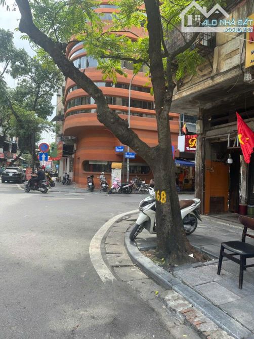 Tuyệt đỉnh lô góc mặt phố Hàng Bông - Đình Ngang, sáng rực hiếm bán, 225m2, 4 tầng, 240 tỷ