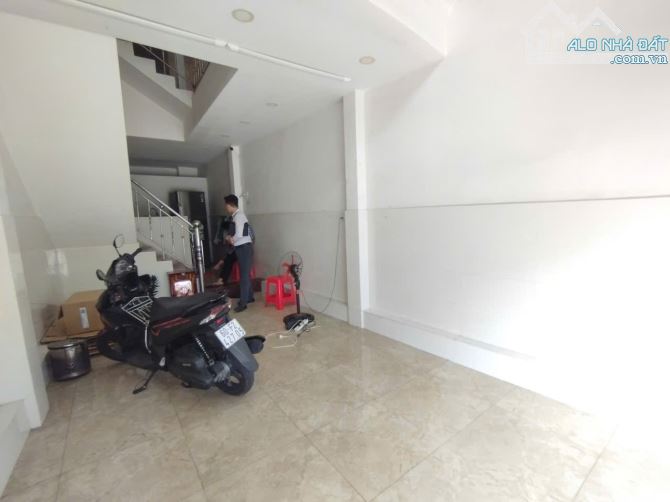 Cho thuê tầng trệt, đường Cách mạng tháng Tám chỉ 6 triệu/ tháng