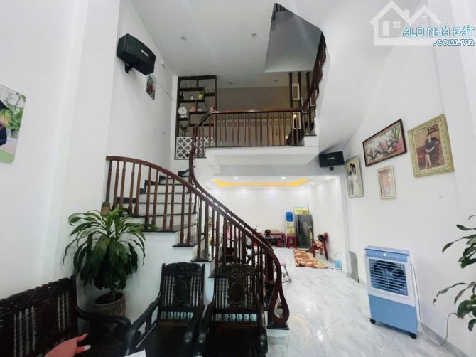 BÁN NHÀ QUỲNH ĐÔ 50M2- NHỈNH 6TỶ – Ô TÔ ĐỖ CỬA – 5 TẦNG  – TRUNG TÂM VĨNH QUỲNH.