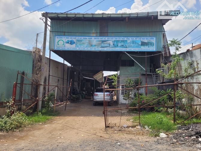 Cho thuê kho, nhà xưởng 1274 m2, cách QL Xuyên Á 200m, mặt tiền đường nhựa Trần Văn Mười.