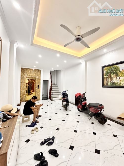 Bán nhà Xuân Đỉnh, 40m x 6 tầng thang máy, ô tô đỗ cửa, hàng xóm Ngoại Giao Đoàn.