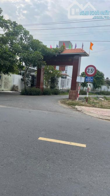 Nền Long Hưng - TP Gò Công cũ mặt tiền nhựa HL97B (9x38) giá 1 tỷ 180 triệu.