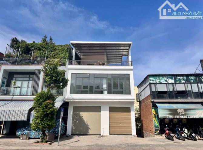 Siêu phẩm cực hiếm Nhà 3 lầu đã sổ đỏ 74m2 mặt 7,9m đs 4 Thích Quảng Đức gần VietcomBank