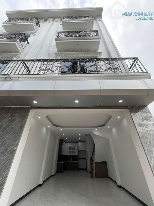 Bán nhà ngõ thông ô tô qua nhà diện tích 40m2 xây 4 tầng cách truòng TDTT 800m
