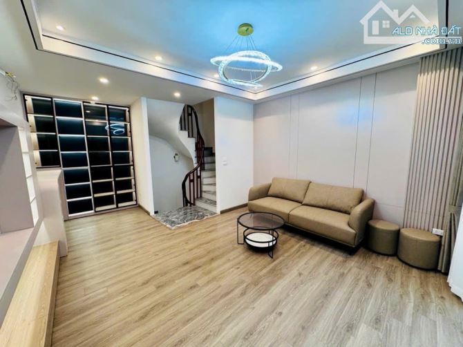 Bán nhà 6 tầng mới keeng, ô tô đỗ cổng, nội thất xịn sò, giao thông thuận tiện, giá 6 tỷ+