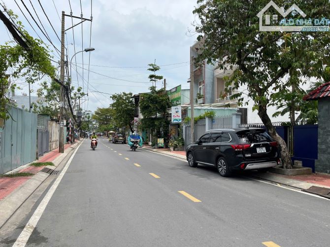 Nhà Mặt Tiền KD Sầm Uất Lô Góc 2 MT - 220M- Ngang 6.5M - Trường Thọ, Thủ Đức, Chỉ ~70 Tr/M