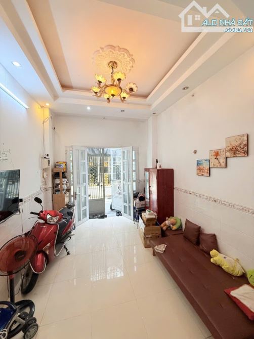Nhà mới có chỗ đậu ô tô, gần C/c Ruby Nguyễn Sỹ Sách, 3.95 tỷ
