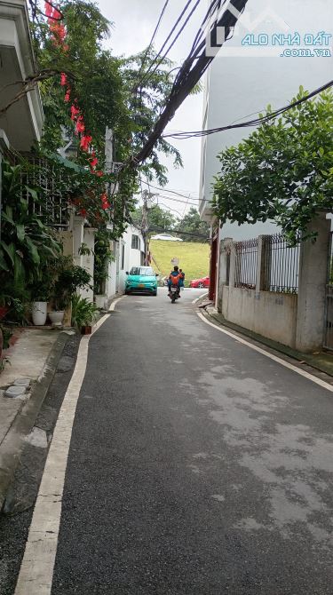 Giá rẻ bất ngờ. Bát Khối, 5 tầng, 3 ngủ, 10m ô tô tránh, nhỉnh 6 tỷ