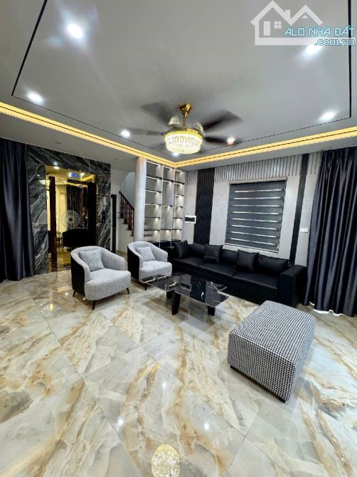 Nhà phố Nguyễn Văn cừ Long Biên lô góc thiết kế 6 tầng thang máy full nội thất