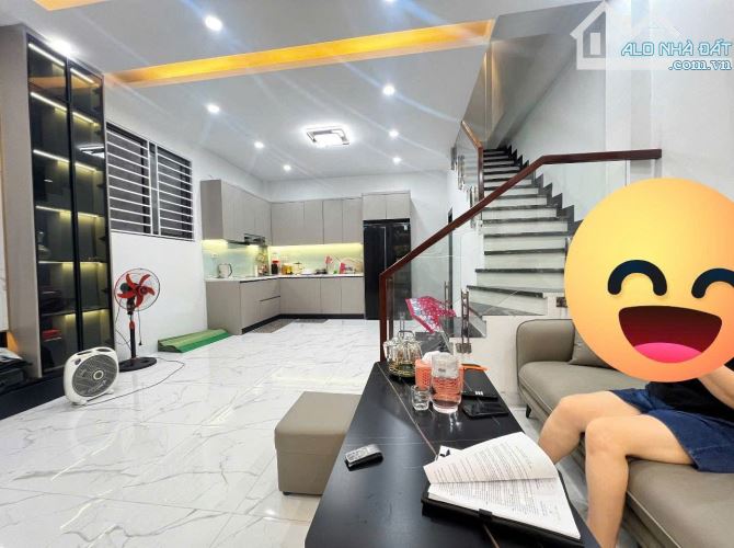 BÁN NHÀ LÔ GÓC – TT ĐỐNG ĐA – FULL NỘI THẤT 37M² – 4 TẦNG – GIÁ 7.5 TỶ