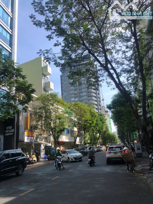 Bán nhà MT 186-186 Bis Nguyễn Thị Minh Khai, P06, Quận 3, DT:10x30m NH 12 KC hầm 14 tầng