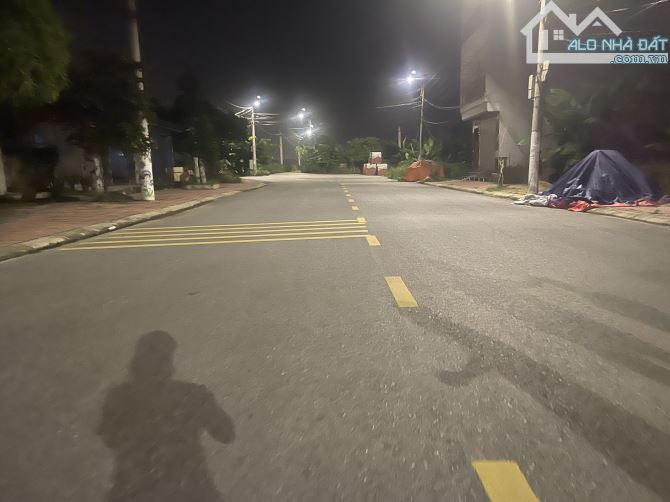Bán đất tổ 8 Quang minh dt 100 m tiện ích quanh khu vực