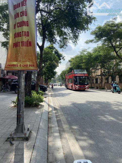 Mặt phố lô góc Nguyễn Thái Học, vỉa hè đá bóng, KD vô địch, DT 54m2, MT 4m, chào 20,8 tỷ