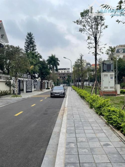 BÁN SIÊU BIỆT THỰ ĐƠN LẬP KHU ĐÔ THỊ YÊN HÒA(LÃO THÀNH CÁCH MẠNG), 400M2 MT 17.5M