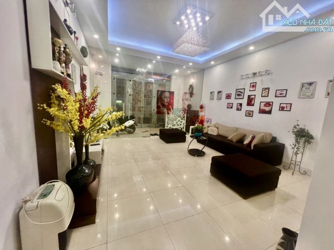 Bán Nhà Nguyễn Văn Cừ 65m2-Mt 5m- hơn 11 tỷ-NGÕ THÔNG-GẦN MẶT PHỐ-DÂN XÂY-FULL NỘI THẤT